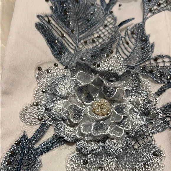 BOSTON PROPER SIZE 8 White Jeans with Blue Floral Embroidery 3 D Embellishments - Picture 4 of 4
